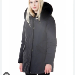 WOOLRICH vinterjacka - Woolrich vinterjacka dam. Inga defekter, ingen rökare. Storlek S. Nypris 9000 kr mitt pris 2000 kronor. Använd en vinter men köpt några år sedan.  Jackan är äkta och Pälsen är äkta päls. 
