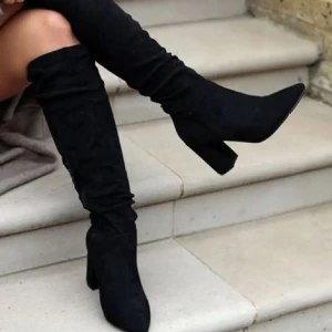Stövlar med klack - Säljer de här jättefina svarta höga stövlarna med klack då de tyvärr inte kommer till användning. Skriv om ni har några frågor eller vill ha fler bilder ❤️