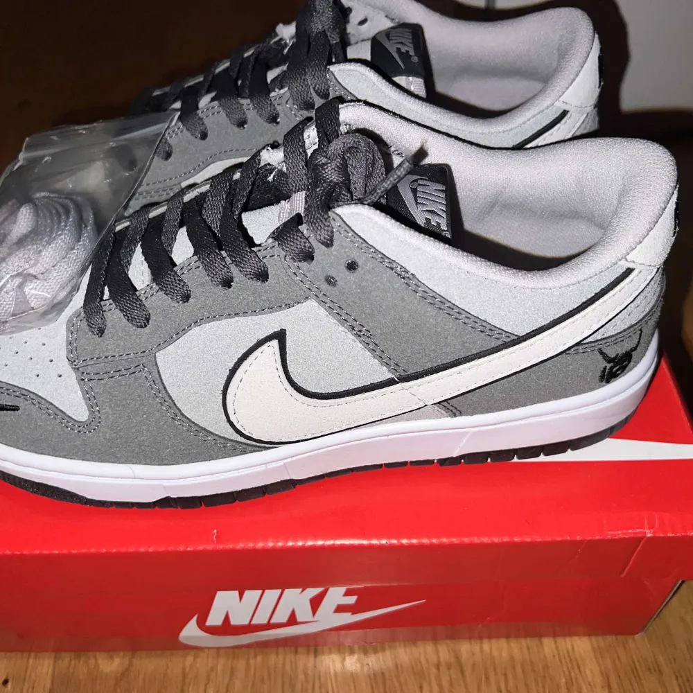 Nike SB Dunk Setsubun Grey, helt nya samt så följer helt nya vita skosnören med.  Pris går att diskutera. Skor.