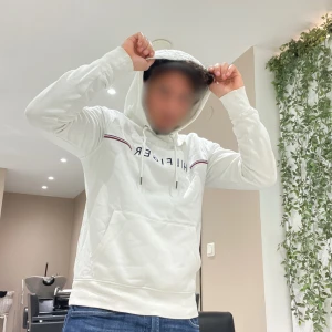 Tommy hilfiger hoodie vit - Hoodien är i bra skick 7/10 säljer för att jag inte använder längre. Den har några små fläckar som knappt syns. 