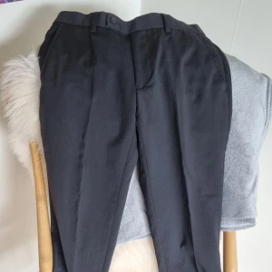Kostymbyxor, svarta storlek W29 L32 - Svarta kostymbyxor från Dressman i fint använt skick. Storlek small (W29 L32) 