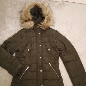 Jacka  - Mörk grön Hacka från HM st 34  