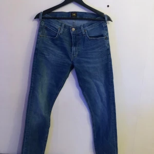 Lee jeans 30/32 - Slim lee jeans storlek 30/32 i blå denim. Snygg tvätt och toppenskick. Inga defekter eller tydliga tecken på användning. Hör av er vid frågor eller funderingar!