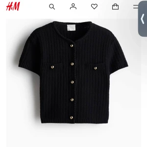 Stickad kofta  - Säljer denna fina kofta från H&M. Använd 1 gång så i helt nytt skick. 💕