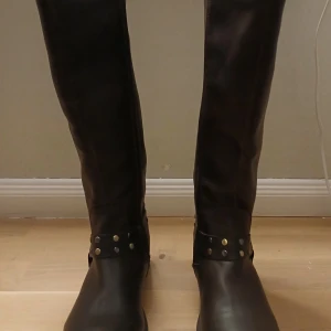 Stöveĺ - Brun stövlar st 37 nya .