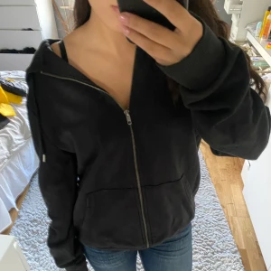 Svart hoodie med dragkedja - Säljer en svart hoodie med dragkedja framtill. Den har en avslappnad passform och långa ärmar. Perfekt för höst och vår, och funkar både till vardags och chillkvällar. Den är i bra skick och superbekväm!