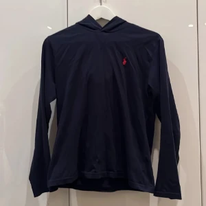 Ralph lauren hoodie - En sjukt snygg, skön och tunn Ralph lauren hoodie i mycket fint skick.