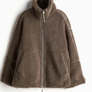 Brun teddyjacka - Brun teddyjacka från hm. Aldrig använd  Priset kan diskuteras 