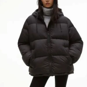 Vinterjacka  - Kollar intresset på min vinterjacka från förra året!  Använd några fåtal gånger förra fintern, inga defekter🥰 Kom med prisförslag! Köparen står för frakt. 