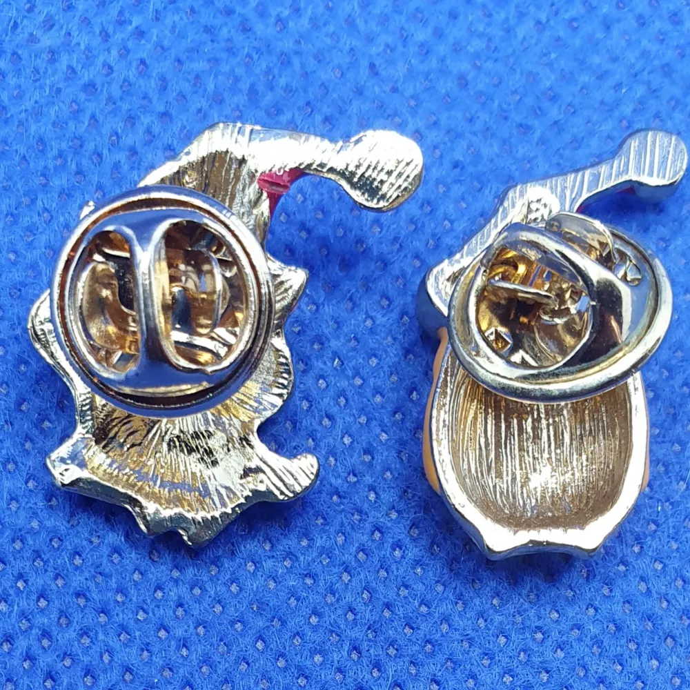 2 Pins hamster & katt i julluva, oanvända. ✨️Titta igenom alla mina upplagda och köp fler saker i bundle för att spara på frakten och få allt du köpt i ett och samma paket✨️. Asusteet.