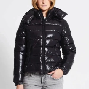 Jacka - Säljer denna då den va för liten på mig. Oanvänd prislapp kvar, kan även tänka mig å byta mot en marinblå då de va den färgen jag egentligen ville ha💕