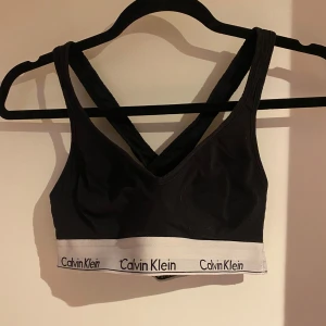 Svart bh/topp från Calvin Klein - Lapp är bortklippt men d är storlek S & true to size. Bra skick! 