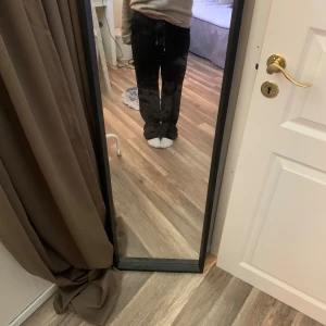 Juicy Couture byxor - Säljer ett par svarta mjukisbyxor från Juicy Couture i storlek S. Byxorna har en bekväm passform med fickor bak och små detaljer som knappar. Perfekta för en avslappnad dag hemma eller en snabb tur på stan. Supermjuka och sköna! Köpta på vinted, men var tyvärr för långa. Så jag har endast testat de🥰