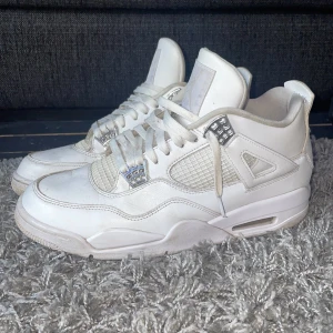 Jordan 4 Pure Money - Ett par vita Jordan 4 pure money. Dom är lite smutsiga men det går att tvätta bort. Inga skador annars.