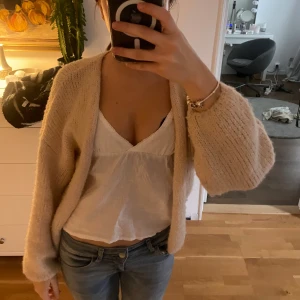 Vit topp - Jättefin vit topp från brandy❣️ one size men sitter som XS. Jättesöt att ha som den är men även under en kofta. Man knyter även därbak