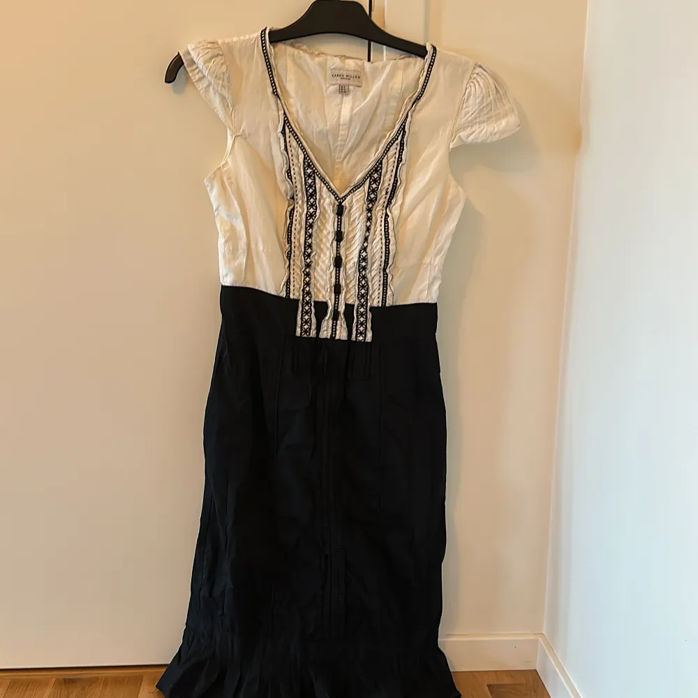 Medellång svart vit klänning från Karen Millen. . Mekot.
