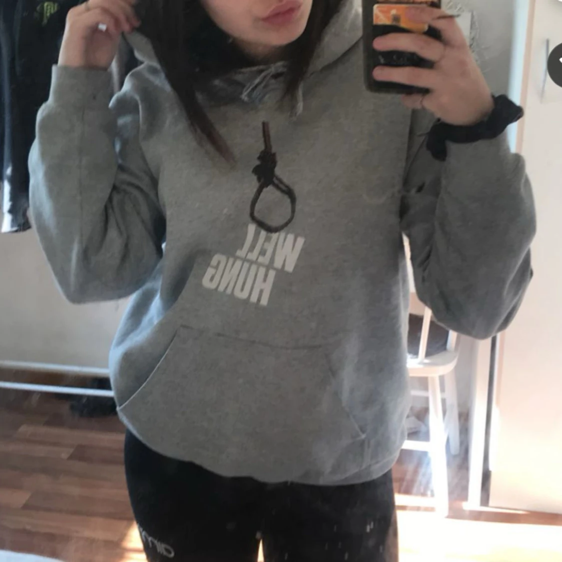 Grå hoodie