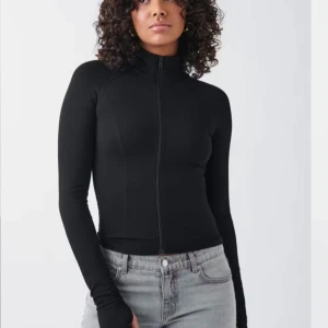 Gina tricot soft tourch zip jacket - Säljer denna underbara zip upp som inte ens är öppnad! Säljs pga att jag köpte st xxs också men glömde lämna tillbaka denna storlek:( jag har oftast st xs men vill man ha den åtsittande så gå ner en storlek! Köpt för 360: säljer för 250❤️