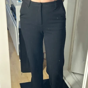 Kostymbyxor - Säljer mina kostymbyxor då dom inte passar mig längre, är i storlek XS/30 och är från märket Only, byxorna är high/mid waist💕
