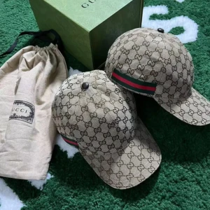 Gucci keps beige  - Snyggt Gucci keps, helt oanvänt, bra skick, bra kvalité, alla storlekar är inne just nu. 