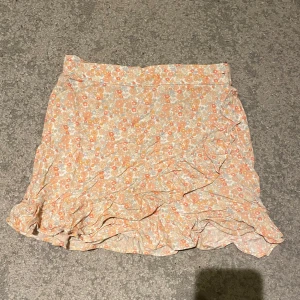 söt kjol från Kappahl💗 - strl 146/152 men passar bra på mig som 163 ish💗. Väldigt simpel o passar till mkt. inga defekter förutom att den e lite skrynklig, men de kan man stryka bort💞