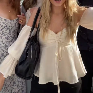 Vit offshoulder blus - Säljer en vit/beige offshoulder blus med långa ärmar och knytning framtill. Aldrig använd utan endast testad!💞