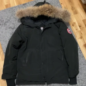 Canada goose jacka - Den är ganska stor och är i nyskick. Går att ta av pälsen