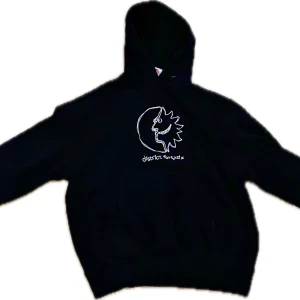 Svart distric 46 hoodie med snyggt tryck - Säljer nu denna schyssta district 46 hoodien med snyggt tryck på framsidan, inte använd mycket alls, cond :8/10, passar till väldigt mycket då den inte är för mycket eller för lite! Strlk medium. Hör av er vid frågor eller vid mer bilder! 