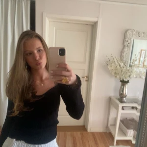 Ljusrosa mobilskal för iPhone 11 - Ett ljusrosa perfekt till sommaren och våren eller till och med året om. Skicket är som nytt oavsett om det är använt. Själva greppet är extremt bra det glider inte men fastnar inte i byxorna när man ska lägga den i fickan, jätteskönt!! Säljer endast för har bytt mobil🌸🌸 Skriv om ni har frågor, pris går också att diskutera☀️☀️⛱️