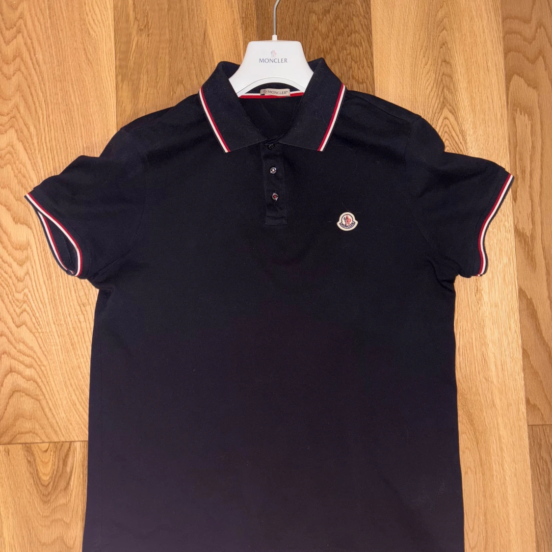 Svart pikétröja från Moncler - 2