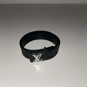 Lv armband  - Tvär skön lv armband. Säljs då den är för liten för mig tyvärr. Allting medföljer som ni ser på bilderna. Skick 10/10 använd fåtal gånger. Priset inte hugget i sten. Skriv om ni undrar nått.