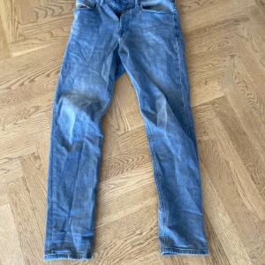 Blå jeans från Diesel  - Snygga grå jeans från Diesel med en klassisk femficksdesign. De har en normal passform och är perfekta för en avslappnad stil. Jeansen har en diskret tvättad look och är tillverkade i slitstarkt denim. 