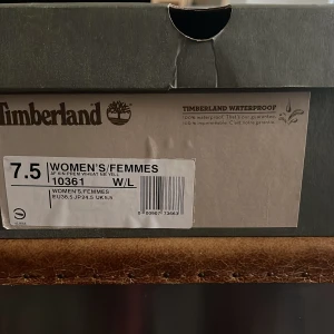Bruna boots från Timberland - Säljer ett par klassiska bruna Timberland boots i storlek 38. De är tillverkade i skinn och har snörning samt en robust sula för bra grepp. Perfekta för höst och vinter.