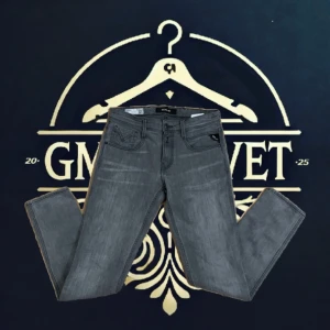 Grå Replay Jeans - Grå Slimfit replay jeans i mycket bra skick och riktigt stilrent plagg. Bara att skriva vid funderingar🙌✌️👊