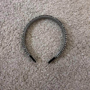 Glittrigt diadem med pärlor🪩 - Snyggt diadem i silver med glittriga detaljer och pärlor. Perfekt för att ge en extra touch till din outfit. Diademet har en bekväm passform och är lätt att bära hela dagen.