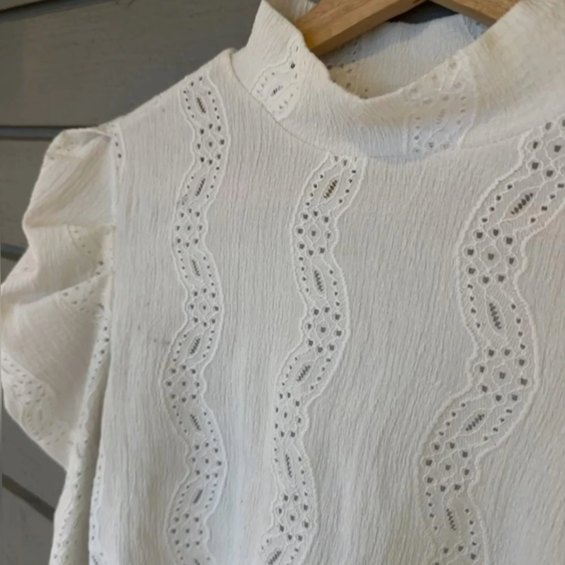 Vit blus med spetsdetaljer - 1