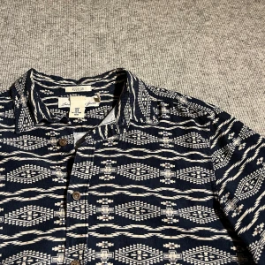 Mönstrad manchester skjorta - Mönstrad manchester overshirt skjorta i en marinblå och vit färg. Storlek m. Väldigt fint skick utan några defekter o skador