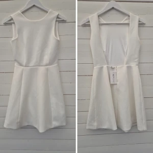 NY studentklänning vit klänning - Supersnygg och clean vit klänning perfekt till studenten, examen, skolavslutning, konfa. Från Nelly NLY ONE. Alrig använd med tags kvar. Märkt XS men stor i storleken och mer som S. 