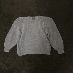 Grå tröja från GG Luxe - Mysig grå tröja från GG Luxe. Perfekt för kyliga dagar med sin mjuka och bekväma design. Tröjan har långa ärmar och en klassisk passform som gör den lätt att matcha med olika outfits. Köpt från raglady. Hör av er om ni har frågor🤗💓🌸