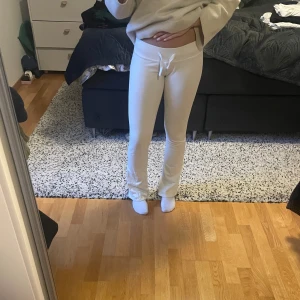 Vita mjukisbyxor - Säljer ett par vita lågmidjade mjukisbyxor med snörning i midjan. Supersköna!❤️❤️