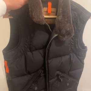 Svart dunväst från Parajumpers - Söljer en helt ny parajumper väst köpt för 6 tusen aldrig använd helt ny den finns inte kvar i Johnells då den va så poppis, just den här med päls runt halsen                         För mer bilder eller videos de bara att höra av er