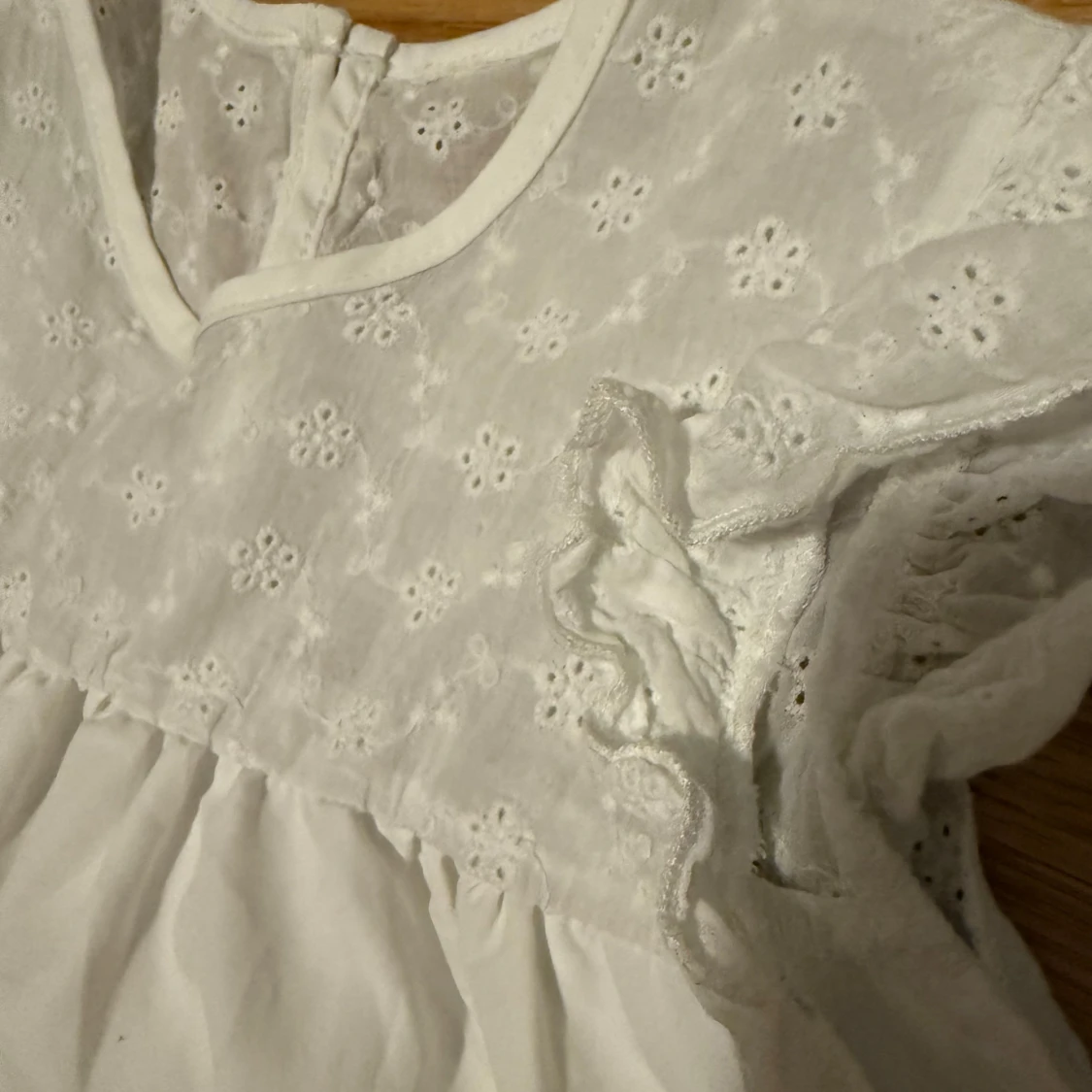 Vit blus med blommiga spetsdetaljer - 2