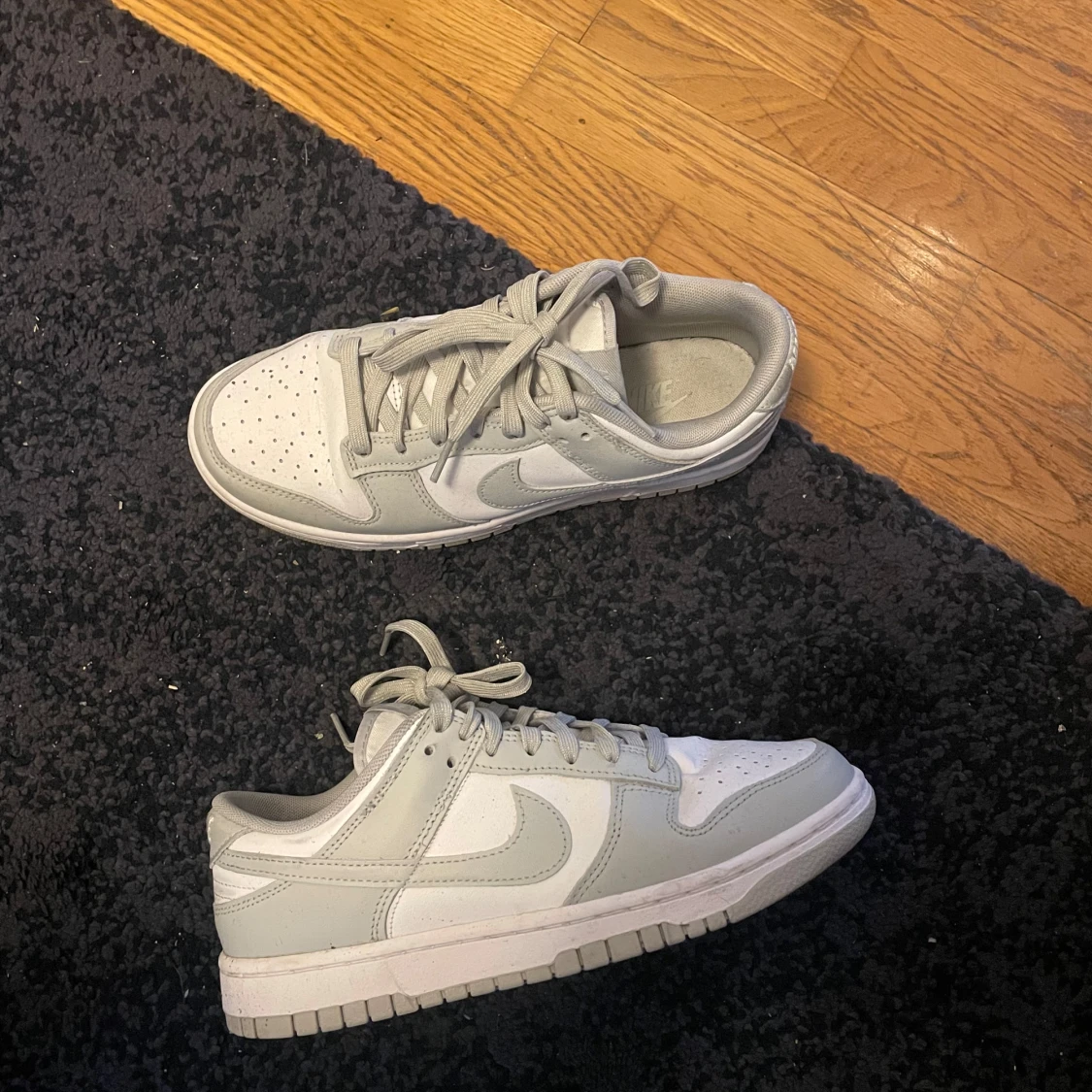 Grå och vita Nike Dunk sneakers - 1