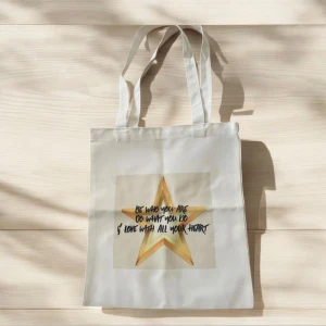 Vit shoppingväska med stjärntryck - Snygg vit shoppingväska med ett stort stjärntryck i mitten och inspirerande text. Perfekt för att bära med sig allt man behöver under dagen. Väskan har långa handtag som gör den enkel att bära över axeln.