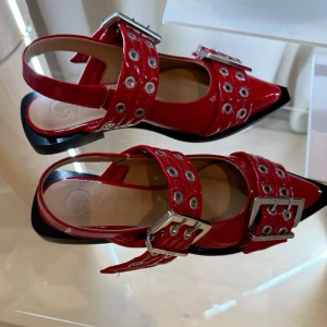 Ganni-liknande klackar - Snygga röda skor med spetsig tå och dekorativa spännen. Liknar de populära ganni flatsen🥰