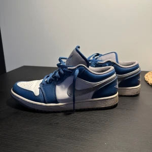 Nike Air Jordan 1 - Snygga Nike Air Jordan 1 som jag säljer eftersom jag inte har plats hemma och använder de inte längre. De är använda så därav priset!