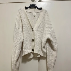 Vit stickad kofta med knappar - Kofta från H&M💕