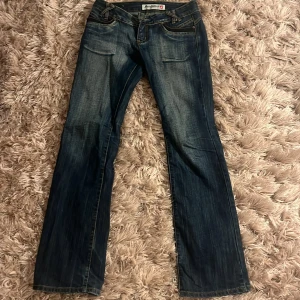 Lågmidjade bootcut jeans  - Snygga mörkblå jeans med en klassisk bootcut-stil. Väldigt lågmidjade och coola bakfickor!!