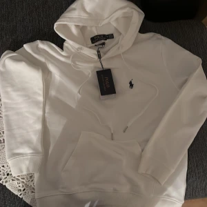 Vit polo hoddie  - Hoodien var köpt som en födelsedagspresent och kan inte lämnas tillbaka. Hoodien passa inte. Det är i barnstorlek M. 