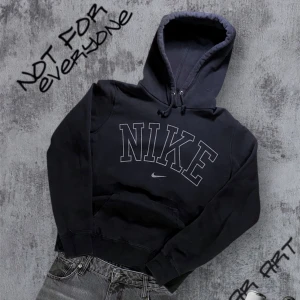 Vintage hoodie från Nike - Säljer en svart hoodie från Nike med stor logga på bröstet. Storlek M, passar mer S eftersom den är lite tight i storleken